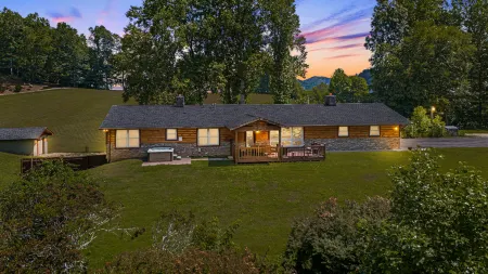 Mountain Views and Bubbling Hot Tub - Charming Multi-Family Retreat