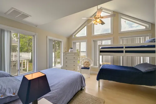 Waterfront Escape with Private Boat Dock - Tranquil Beach Retreat Hotels in Washington
