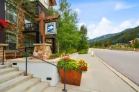 Stunning Mountain Views and Huge Hot Tub - Exquisite Ski Retreat Winter Park Resort附近的飯店