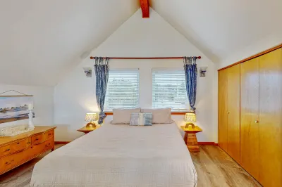 Dog-friendly cottage with WiFi, fireplace, full backyard, & ocean views