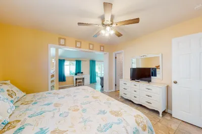 Charming dog-friendly house with heated pool, well-equipped kitchen, grill, & AC