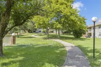 Spacious Living Area and Indoor Pool Access - Charming Golf Retreat 布蘭森住宿飯店