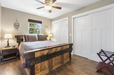 Scenic Lake Views and Game Room Excitement - Charming Oasis Hotels in Ruth C Township