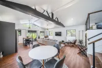 Tree Lined Retreat with Outdoor Lounge and Fire Pit - Charming Getaway