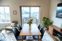 Modern + Bright South Salem Townhouse with King Bed + Game Room