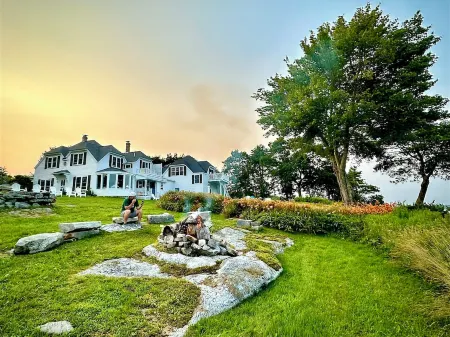 WATERFRONT Retreat venue for up to 60 guests!…Weddings, Reunions, Meetings!……