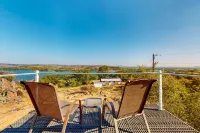 Lovely 2-story home with upper & lower decks, gorgeous lake & Hill Country views Hotels in Burnet