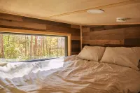 Modern Tiny Houses and Geodesic Domes - Charming Nature Retreat فنادق في كامبريدج