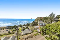 Remodeled home with multiple decks & ocean views - short walk to beach Hotel a Oceanside