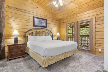 Fireplace, Whirlpool Tub and Private Balcony Retreat - Inviting Cozy Cabin Отели рядом с достопримечательностью «TITANIC Museum Attraction»