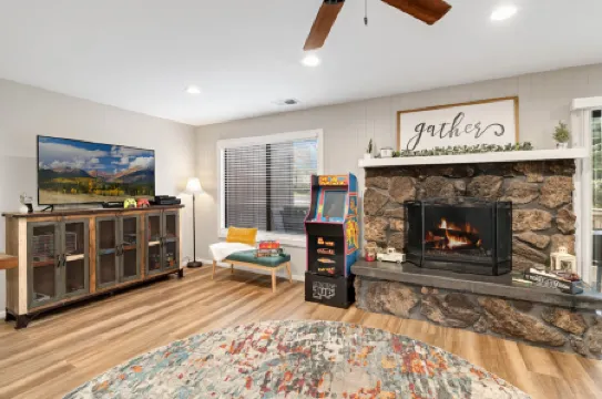 Stunning Mountain Views and Modern Amenities - Inviting Country Club Retreat