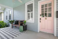 Cozy Fire Pit, Sunlit Workspace and Ample Parking - Stylish Retreat Hôtels à : North Charleston