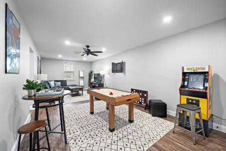 Game Room and Covered Patio Retreat - Gorgeous Spacious Gem