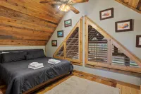 Tranquil Getaway and Stunning Craftsmanship - Serene Cabin Retreat Hotel di Cherry Log