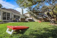 Luxury Outdoor Oasis with Hot Tub and Fire Pit - Stunning Retreat Hotel in zona The Quarry Splash Pad