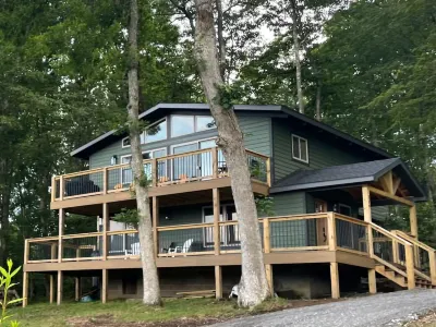 Stunning Lake Views and Spacious Living Areas - Amazing Escape Alpine Lake附近的飯店