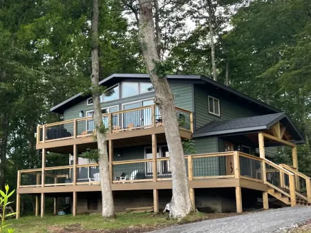 Stunning Lake Views and Spacious Living Areas - Amazing Escape