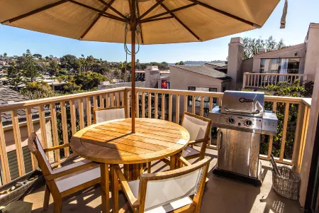 Coastal Charm and Resort Amenities - Spacious Beachside Retreat Отели рядом с достопримечательностью «Fletcher Cove Community Center»