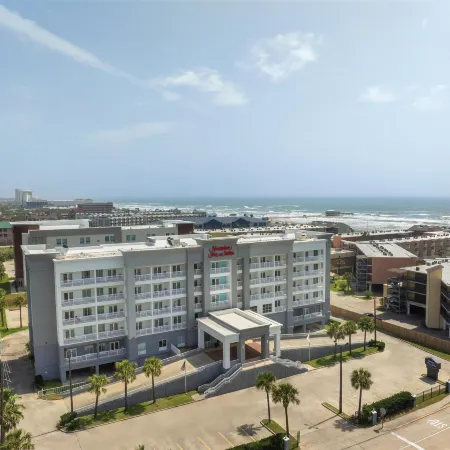 Hampton Inn & Suites Galveston Отели рядом с достопримечательностью «Парк Муди Гарденс Аттракшенс Тем»