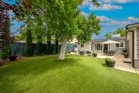 Sunny Cottage with Expansive Backyard - Charming Coastal Retreat