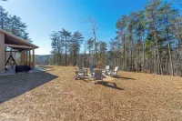 Cozy 3-bedroom cabin in Dahlonega with a vibrant Game Room!
