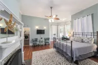 Private historic district apt with pool-suite B