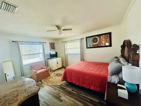 Two bedrooms cute and cozy house in Melbourne Отели в г. Мельбурн