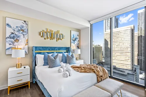 Azure Heights: Executive Stay | 21st-Floor Luxury Suite with Skyline Views