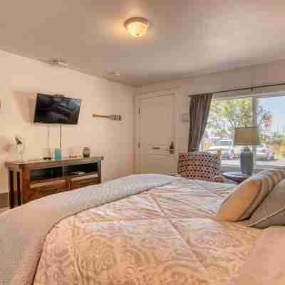 Efficiency Kitchenette and Private Wifi - Cozy Charming Retreat Rooms