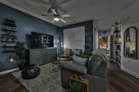 Chic Retreat - Rooftop Deck, Pool, Fitness Center 디케이터 호텔