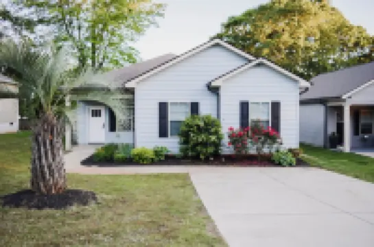 3 Bed. Downtown Designer Den w/ WiFi & AC in Amazing Greer NEAR AIRPORT