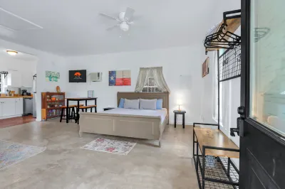 Cozy Cabin with Scenic Views and Fire Pit - Charming Hill Country Retreat Hotels in Hays County