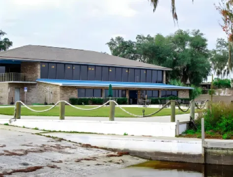 水晶灣濱河度假村