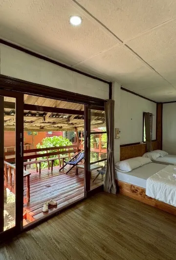 ห้องแฟมิลีพักได้ 4 คน เตียงควีนไซส์ 2 เตียง มีเครื่องปรับอากาศ วิวรีสอร์ท