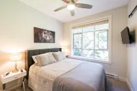 Panoramic Views from This Gorgeous 2 Bed Property - Village Location Hotels in Village North