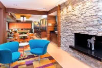 Fairfield Inn & Suites Galesburg - parking