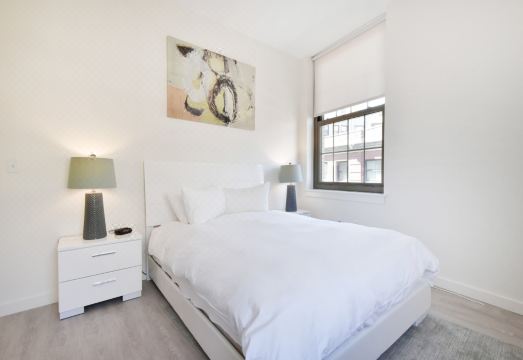 글로벌 럭셔리 스위트의 넓은 객실 내부 이미지