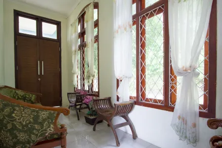 RedDoorz Syariah Near Ngade Lake