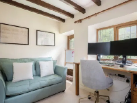 Tom Callows Gorgeous Cottage Oxfordshire Hotels in Cherwell