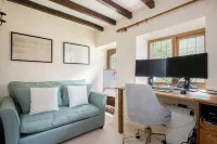 Tom Callows Gorgeous Cottage Oxfordshire Hotels in Cherwell