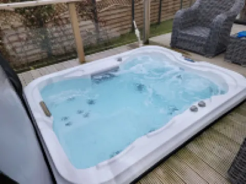 Luxury 2-bed Lodge in Routh, Sleeps 4 With Hot Tub Hotel a Beverley