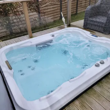 Luxury 2-bed Lodge in Routh, Sleeps 4 With Hot Tub
