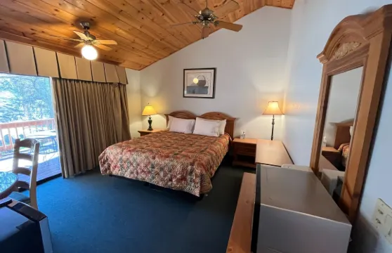 Whispering Pines山林小屋