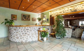 Hôtel Restaurant la Crèche et sa Piscine intérieure - Logis Hôtels