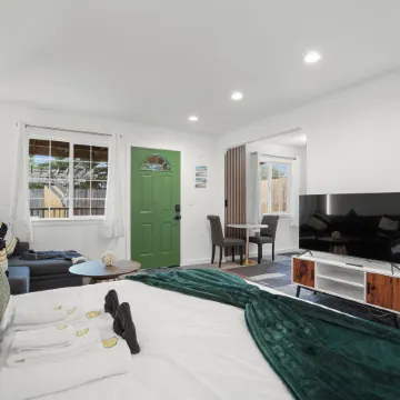 Beachy 1BR Escape with Sofa Bed - Golf & Beach Nearby