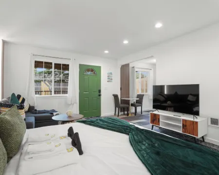 Beachy 1BR Escape with Sofa Bed - Golf & Beach Nearby Hotels in Pacifica
