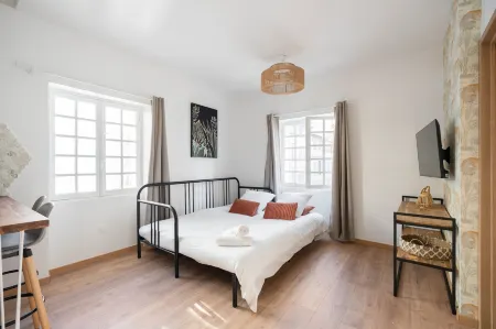 Les Petits Pavillons Appartements Standing 1 Chambre 4 Pers Clim Vieux-Port Отели рядом с достопримечательностью «Randonnées théâtrales Marcel Pagnol Cie Dans la cour des Grands»