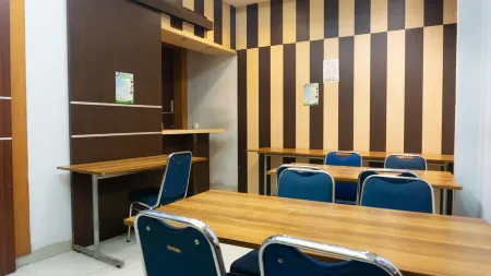 RedDoorz Near Pelabuhan Jayapura Отели в г. Ardipura