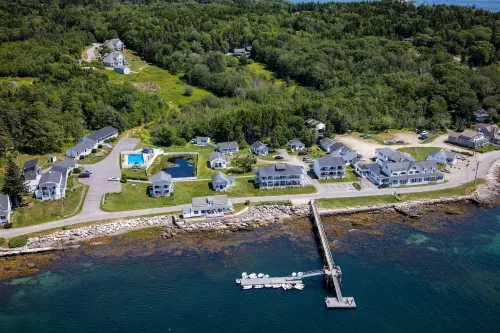 Bluebird Ocean Point Inn Hotels in Boothbay
