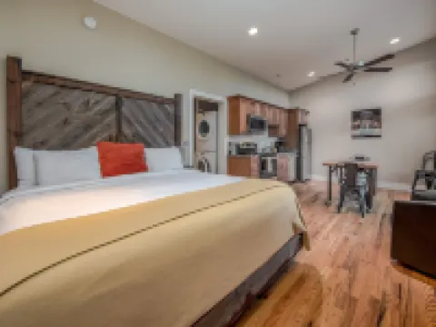 Pilot Cove Hotels in Transylvania County